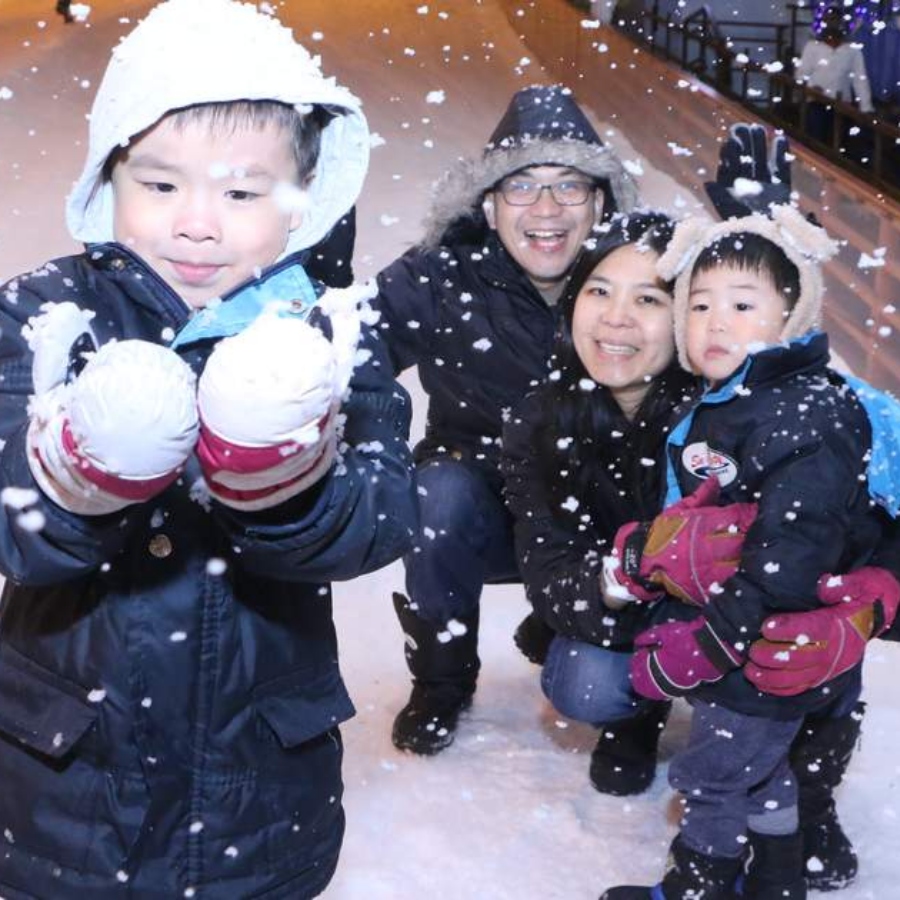 Gia đình vui chơi tại Snow Fun Hải Phòng